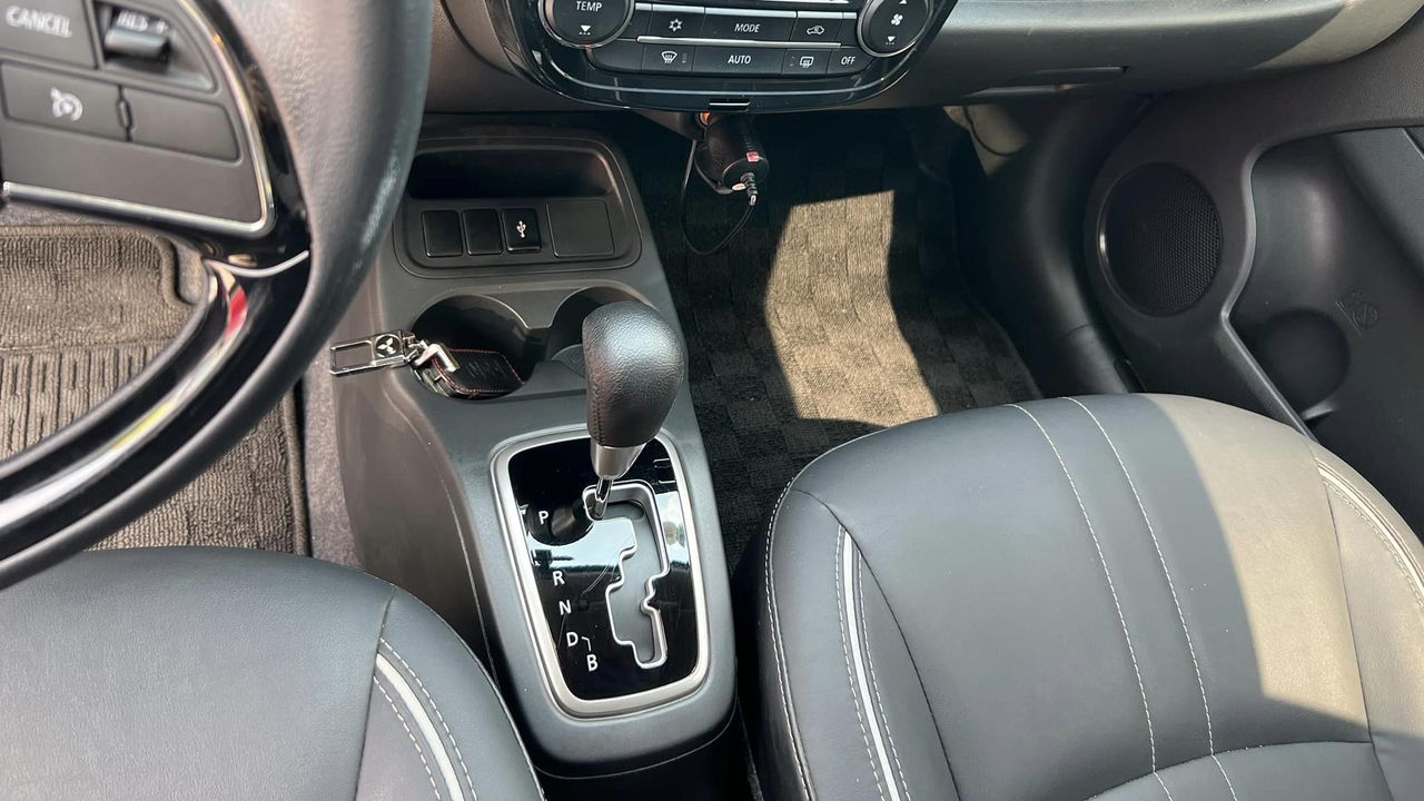 Khu vực cần số Mitsubishi Attrage