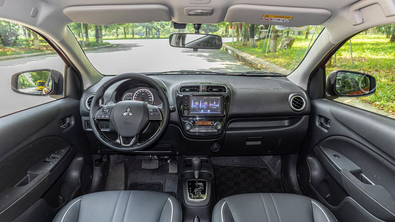 Khoang lái Mitsubishi Attrage