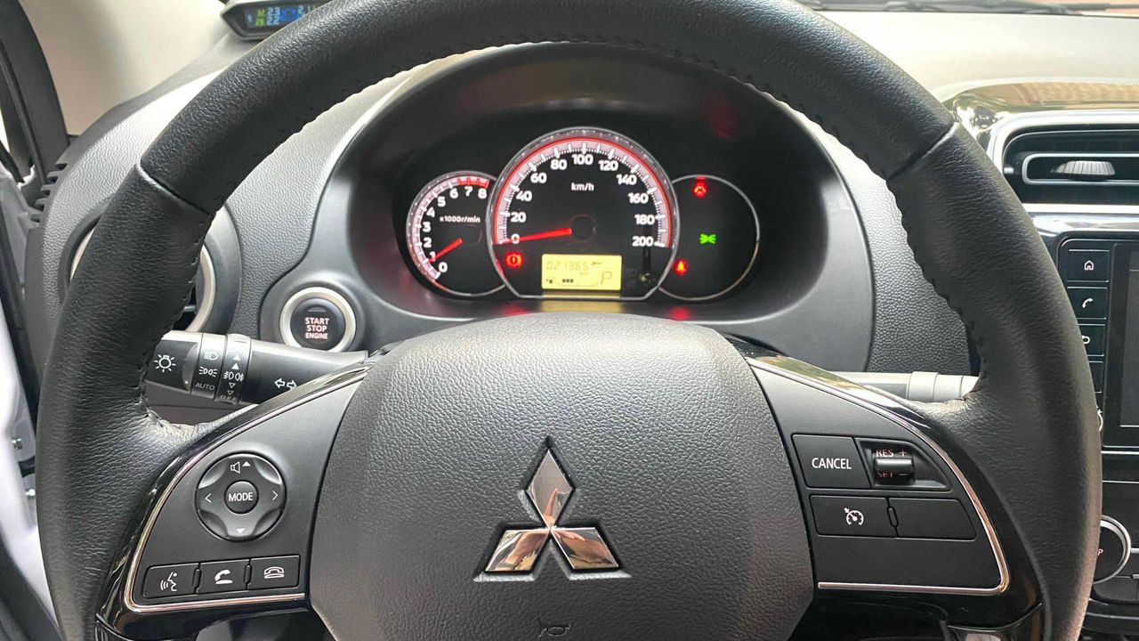 Màn hình trung tâm thể hiện thông số xe