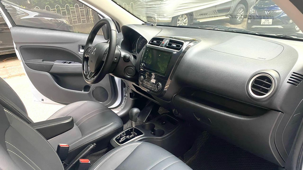 Khu vực tablo hàng ghế trước Mitsubishi Attrage