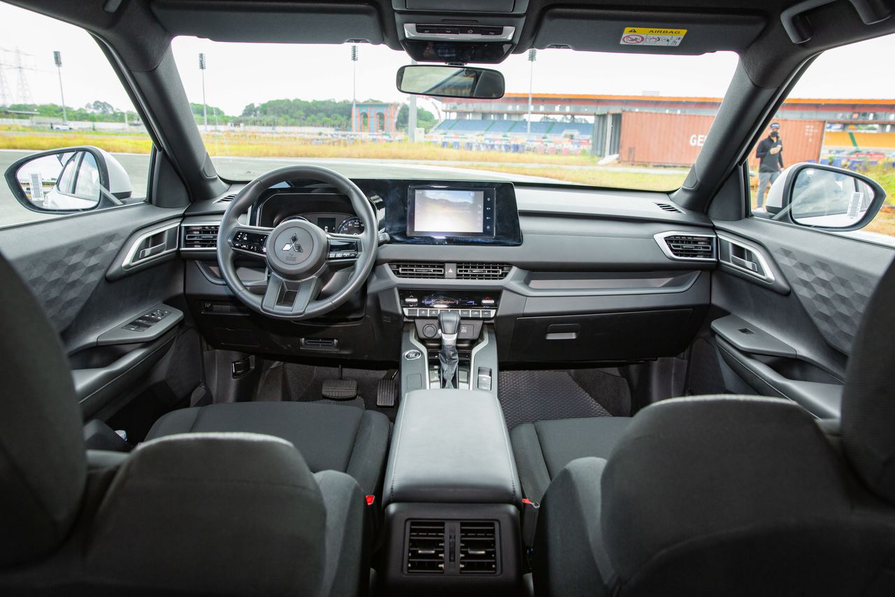 Khu vực lái trên Mitsubishi XForce