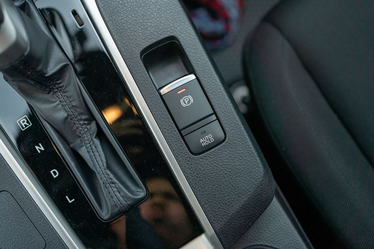 Phanh tay điện tử và giữ phanh tự động trên Mitsubishi XForce